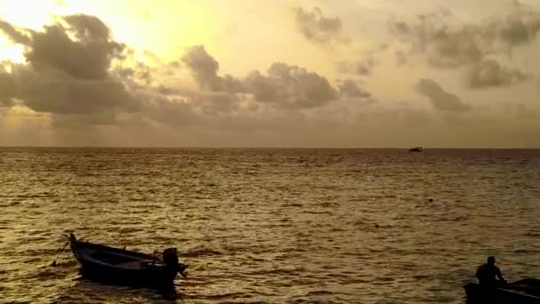 靠近珊瑚礁的浅海、白沙背景的平静海滨之旅 — 图库视频影像