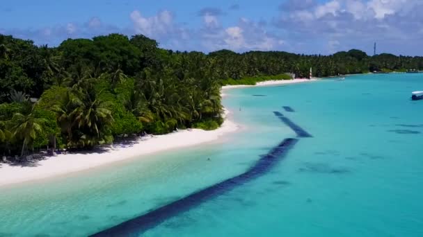 맑은 바 다 와 하얀 모래사장을 배경으로 완벽 한 섬 해변의 공중 무인기 — 비디오