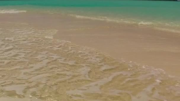 Sunny krajina exotické pobřeží pláž dovolená podle modré zelené vody a bílého písku pozadí v blízkosti písečné — Stock video