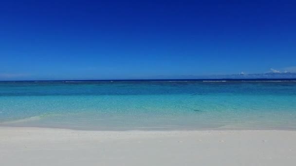 Paysage marin chaud de côte exotique plage aventure par lagon bleu avec fond sablonneux blanc près du banc de sable — Video