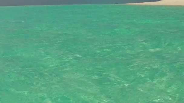 Panorama hangat dari perjalanan pantai resor yang tenang dengan air biru dengan latar belakang pasir putih di dekat selancar — Stok Video