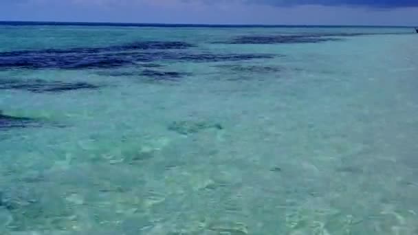 Natureza quente da baía de luxo tempo de praia por mar azul com fundo de areia branca após o nascer do sol — Vídeo de Stock