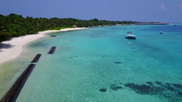 Słoneczny krajobraz spokojnego wybrzeża czas plaży przez aqua błękitne morze i białe piaszczyste tło w pobliżu palm — Wideo stockowe