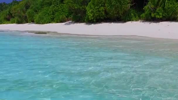 Menutup pemandangan laut petualangan pantai laguna eksotis oleh laut biru dengan latar belakang berpasir putih dekat gosong — Stok Video