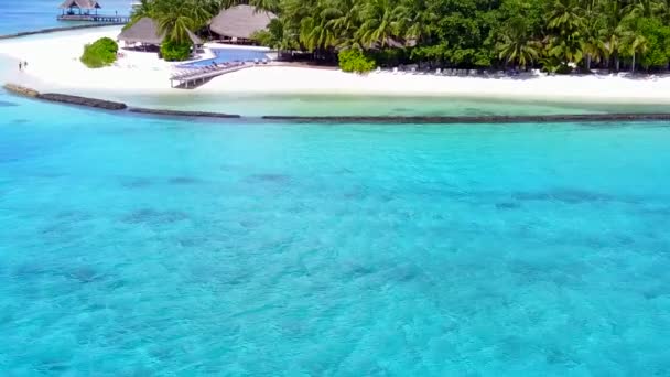 Cálido paisaje marino de vacaciones de playa de resort tropical por aguas poco profundas con fondo de arena blanca cerca de las olas — Vídeos de Stock