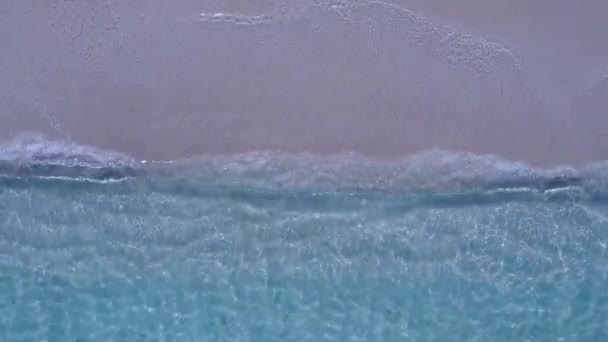 青い海と白い砂浜の背景によるパラダイスベイビーチの休日の空中ドローンの空 — ストック動画