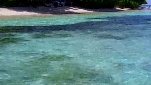 낭만적 인 호화 로운 해수 여행 - 해가 뜬 뒤흰 모래사장이 있는 청록색 바다의 해변 여행 — 비디오