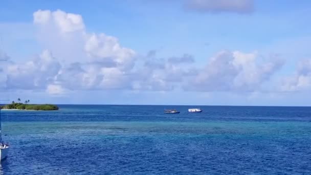 Panorama aereo drone di mare turistico spiaggia tempo da laguna turchese con sfondo di sabbia bianca — Video Stock