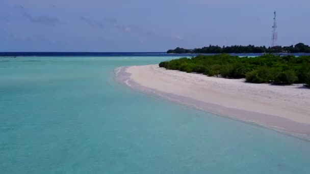 Romantyczna turystyka luksusowego widoku na morze plaża wycieczka niebieską wodą i białym, piaszczystym tle w pobliżu piaskownicy — Wideo stockowe