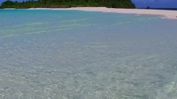 Sommar struktur av lugn kust strand äventyr av turkost vatten med ljus sand bakgrund nära resort — Stockvideo