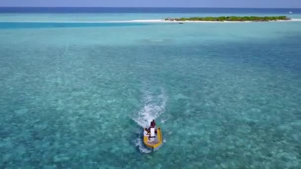 Zamknij krajobraz idyllicznej plaży wyspy dzikiej przyrody przez płytkie morze i białe piaszczyste tło w słońcu — Wideo stockowe