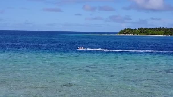 Nahaufnahme von einem erholsamen Strandurlaub am blauen Meer mit weißem Sand im Sonnenlicht — Stockvideo