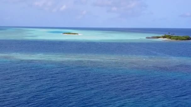 Textura espaço cópia de estilo de vida bonito praia litoral por aqua lagoa azul com fundo arenoso brilhante perto de recife — Vídeo de Stock