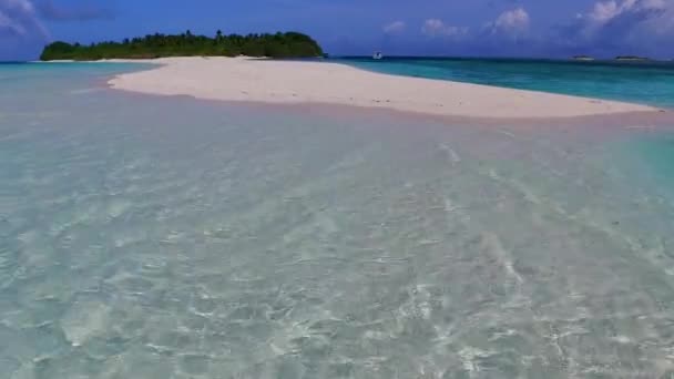 日の出後の浅い海と白い砂の背景による静かなラグーンのビーチの休日の日当たりの良い風景 — ストック動画