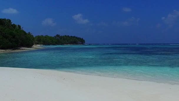 Weitwinkelstruktur des erholsamen Strandurlaubs an der Küste durch türkisfarbenes Meer und weißen Sandhintergrund in der Nähe von Palmen — Stockvideo
