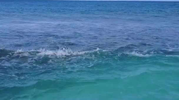 Ciel d'été de vacances parfaites sur la plage par l'océan turquoise et fond de sable blanc avant le coucher du soleil — Video