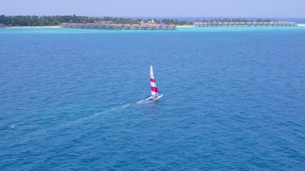 Zomer landschap van tropisch uitzicht op zee strand levensstijl door aqua blauwe zee met wit zand achtergrond in de buurt van resort — Stockvideo