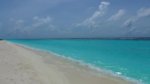 太陽の下で白い砂の背景と青い緑色の水で豪華なラグーンのビーチブレイクの昼間の性質 — ストック動画