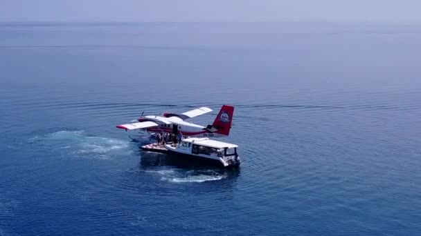 日の出後に白い砂浜の背景を持つ透明な海による海洋ラグーンのビーチ航海の風景を閉じます — ストック動画