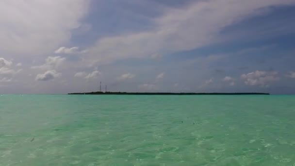 Töm panorama över avkopplande resort strand äventyr med blå lagun med vit sand bakgrund nära revet — Stockvideo