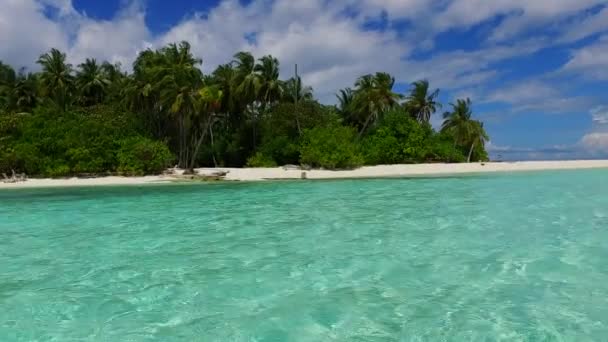 Romantis panorama dari mewah pulau perjalanan oleh laut dangkal dengan latar belakang berpasir putih dekat surfing — Stok Video