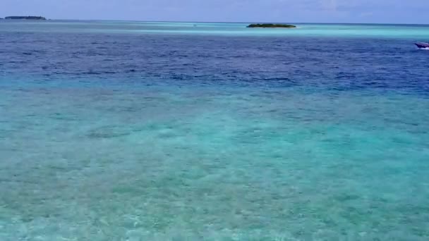 Zonnige natuur van tropische baai strand avontuur door heldere zee met schone zandachtergrond in de buurt van resort — Stockvideo