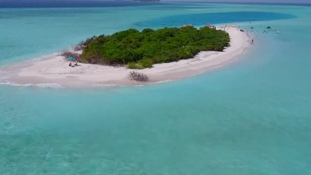 Letnia panorama relaksującej plaży brzegowej przez niebieski zielony ocean z białym tle piasku po wschodzie słońca — Wideo stockowe