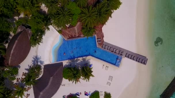 모래사장 근처에 푸른 초호와 하얀 모래사장이 있는 열대 해변의 해수욕장 여행 — 비디오