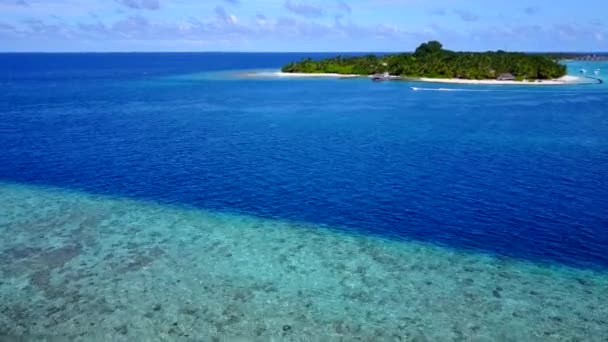 Romantisches Abstrakt von Luxus Lagune Strand Abenteuer durch aqua blauen Ozean mit sauberem Sand Hintergrund in der Nähe von Wellen — Stockvideo