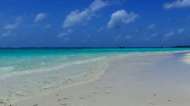 Copiar el panorama del espacio de la tranquila laguna de playa romper por el océano claro y fondo de arena blanca cerca de las olas — Vídeo de stock