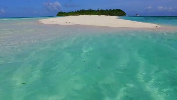 Másolja tér utazás paradicsom üdülőhely strand utazás kék óceán és tiszta homok háttér közelében hullámok — Stock videók