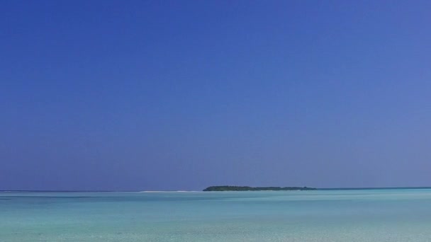 Résumé chaleureux du voyage sur la plage du lagon marin par mer transparente et fond sablonneux blanc près du banc de sable — Video