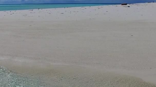 Теплый морской пейзаж расслабляющей морской прогулки по морю с аква-синим морем и белым песком на фоне пальм — стоковое видео