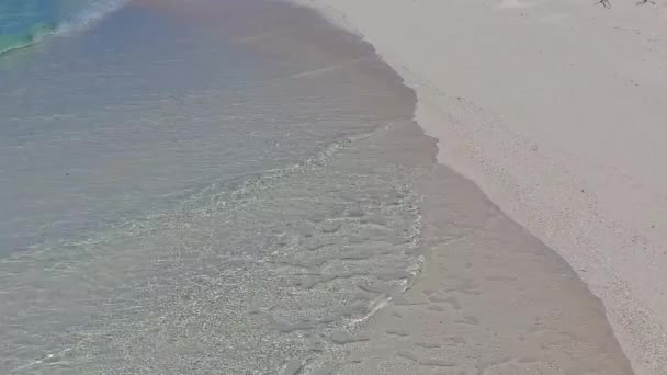 Solig resa i exotiska Bay Beach resa med blå grön lagun och ren sand bakgrund nära vågor — Stockvideo