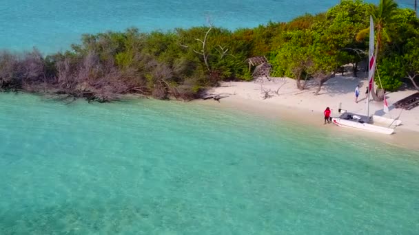 Paesaggio estivo di idilliaco viaggio in spiaggia turistica dall'oceano blu con sfondo di sabbia pulita vicino al resort — Video Stock