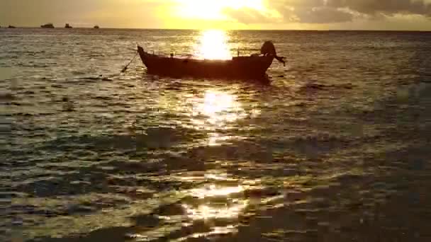 Денний пейзаж ідеальної берегової лінії пляжного способу життя на прозорому лагуні з білим піщаним фоном після сходу сонця — стокове відео
