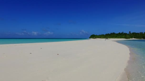 Copiar el paisaje espacial de la costa marina viaje de playa por la laguna verde azul con fondo de arena blanca cerca del banco de arena — Vídeo de stock