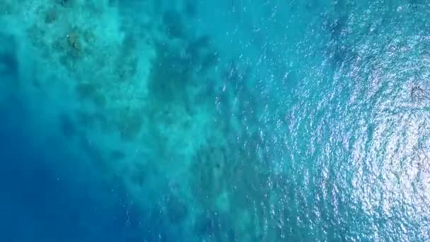 Tekstur musim panas waktu pantai teluk laut oleh laut biru dan latar belakang pasir cerah setelah matahari terbit — Stok Video