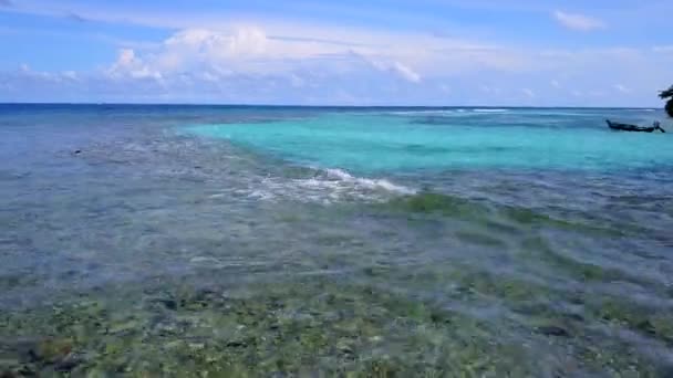 Κοντινό πλάνο του τουρισμού του νησιού πολυτελείας περιπέτεια παραλία με γαλάζια νερά με λευκή άμμο φόντο κοντά surf — Αρχείο Βίντεο