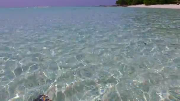 砂州の近くに白い砂浜の背景を持つ澄んだ海による静かな海岸線の旅の日当たりの良い海 — ストック動画