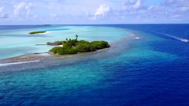 Drone textuur van exotische kustlijn strand levensstijl door turquoise oceaan en schone zandachtergrond — Stockvideo