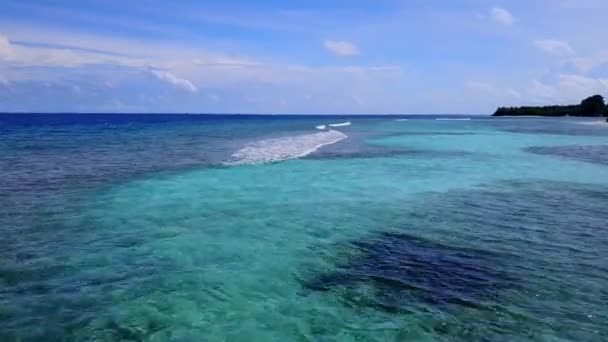 Céu de ângulo largo de estilo de vida bonito praia litoral por mar raso com fundo arenoso brilhante perto de recife — Vídeo de Stock