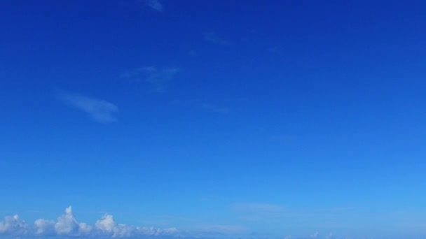 Kopiera utrymme konsistens av vackra bukten stranden paus av blå hav med vit sand bakgrund nära surfa — Stockvideo