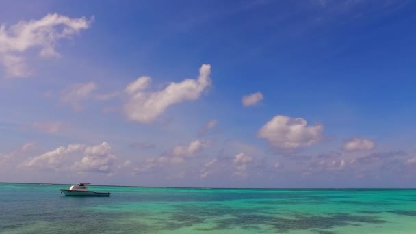 Пустой абстракт райского морского приключения на берегу моря с чистым песчаным фоном в солнечном свете — стоковое видео