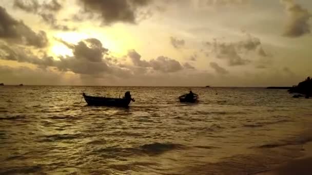 Літня природа красивого пляжного відпочинку на блакитному океані з білим піщаним фоном перед заходом сонця — стокове відео