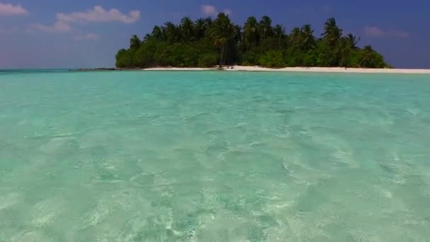 Romantická turistika idylické pobřeží pláž plavba modrým oceánem s bílým pískem pozadí v blízkosti surfování — Stock video