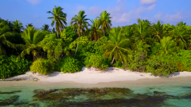 砂州の近くの青い海と白い砂浜の背景による完璧な島のビーチの休日のロマンチックな風景 — ストック動画