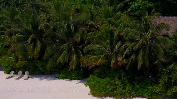 Copiar el paisaje marino espacio de la costa relajante estilo de vida de playa por azul océano verde con fondo de arena blanca antes de la puesta del sol — Vídeo de stock