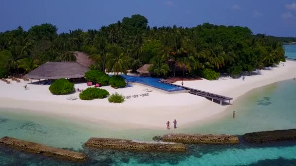 Дневной морской пейзаж идеального островного пляжа с аква-голубой лагуной и белым песчаным фоном возле рифа — стоковое видео