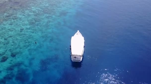 Textura soleada de la tranquila vida silvestre de playa vista al mar por el océano azul con fondo de arena blanca cerca del arrecife — Vídeos de Stock